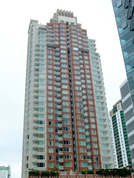 Manhattan Chidlom exterior