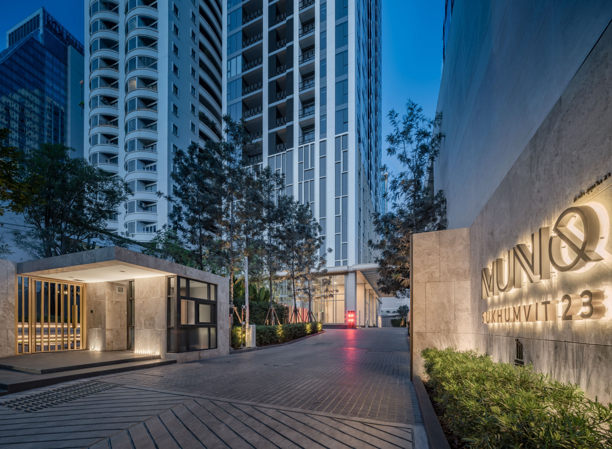Muniq Sukhumvit 23 exterior