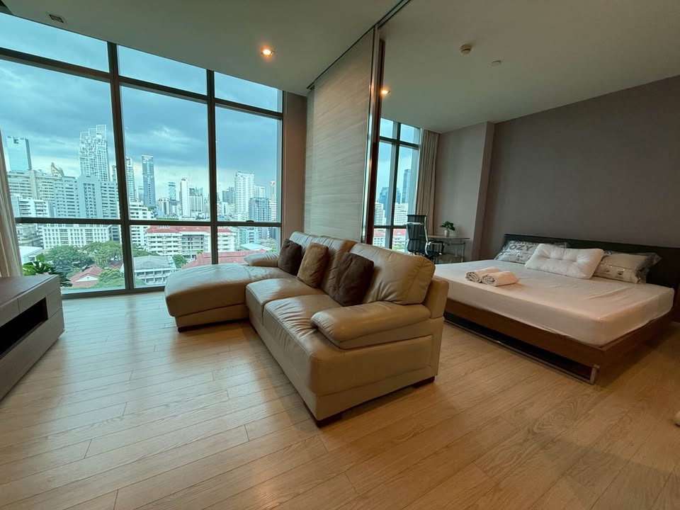Room Sukhumvit 21 exterior