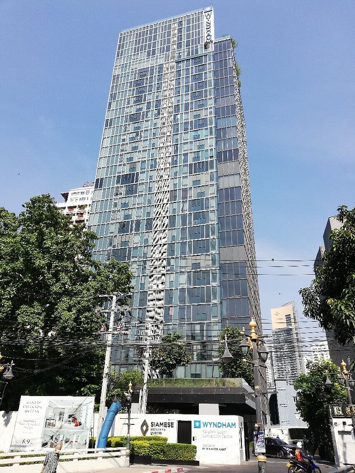 Siamese Exclusive Queens exterior