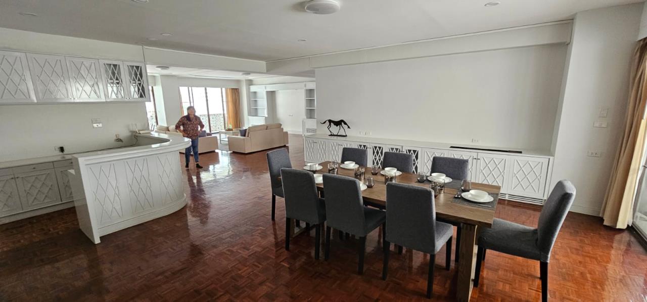 4 bedrooms 4 bathrooms Size regency court for rent