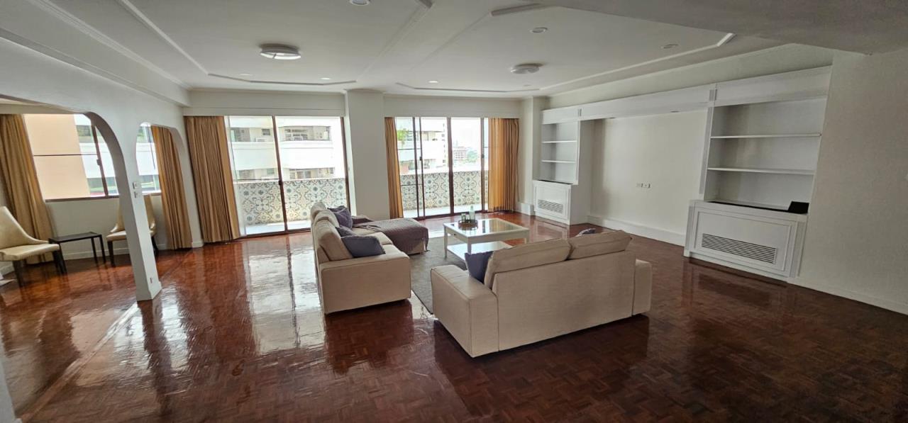 4 bedrooms 4 bathrooms Size regency court for rent