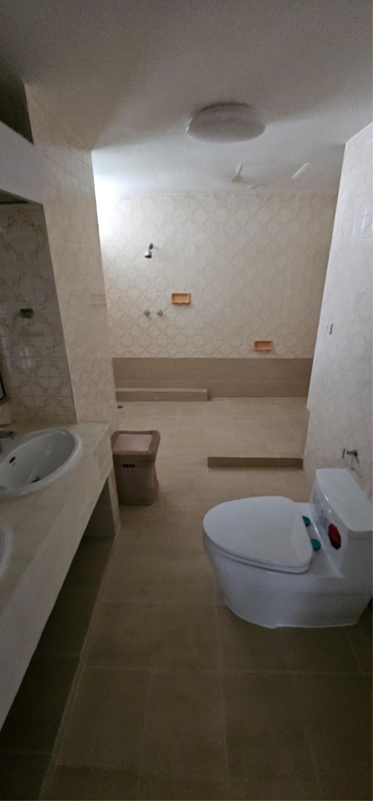 4 bedrooms 4 bathrooms Size regency court for rent