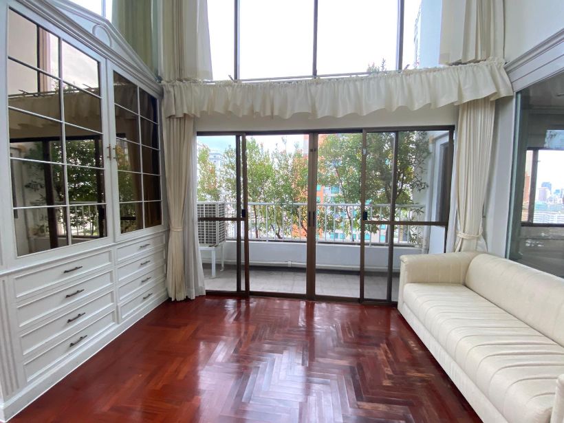3 Bedrooms, 3 Bathrooms 197sqm 13th floor, Private Garden + Maid Quarter Le Cullinan, Duplex Penthouse For Rent