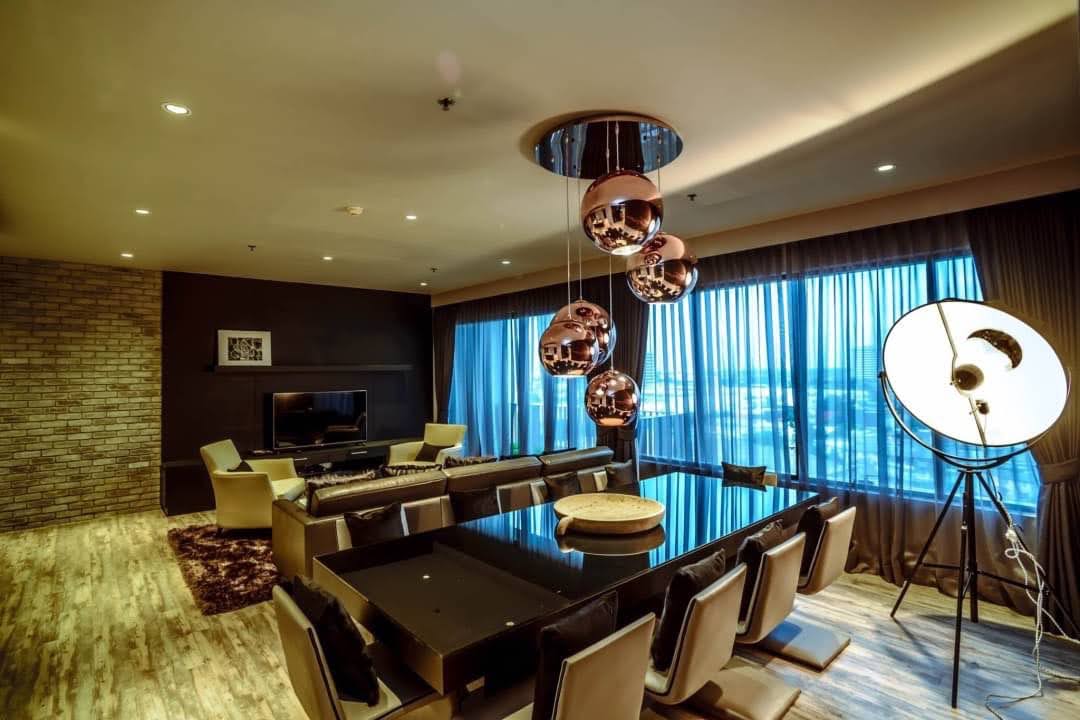 2+1 Bedrooms, 3 Bathrooms 136 sqm size at The Emporio Place - Sukhumvit 24 For Rent 120K THB