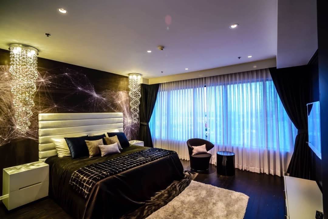 2+1 Bedrooms, 3 Bathrooms 136 sqm size at The Emporio Place - Sukhumvit 24 For Rent 120K THB