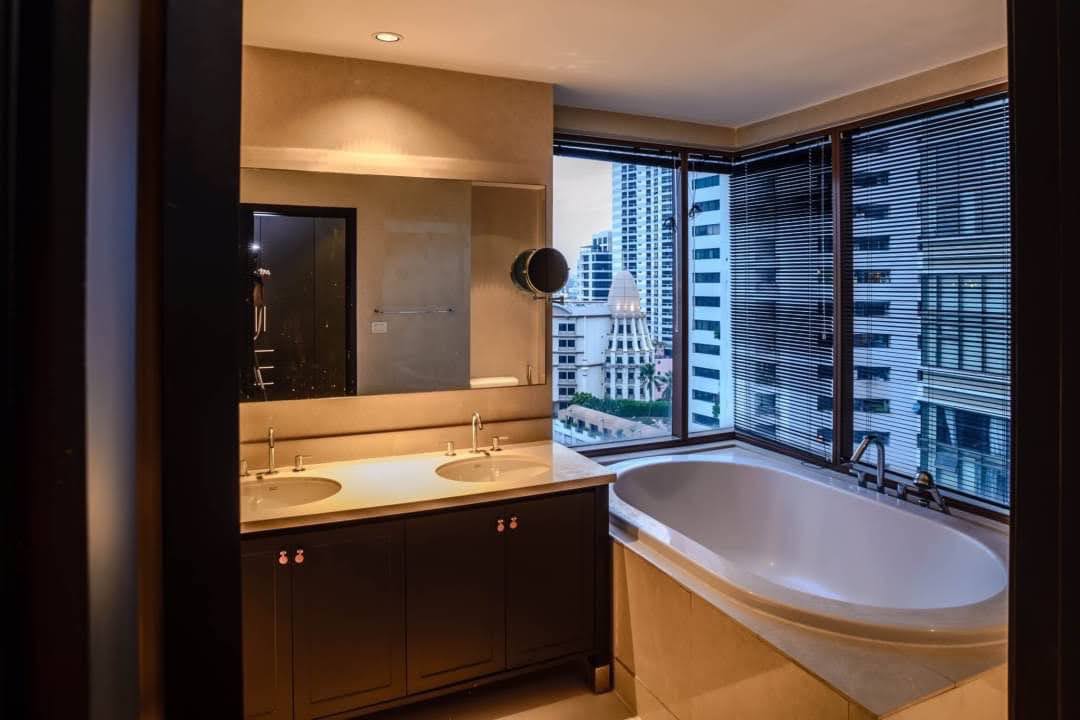 2+1 Bedrooms, 3 Bathrooms 136 sqm size at The Emporio Place - Sukhumvit 24 For Rent 120K THB