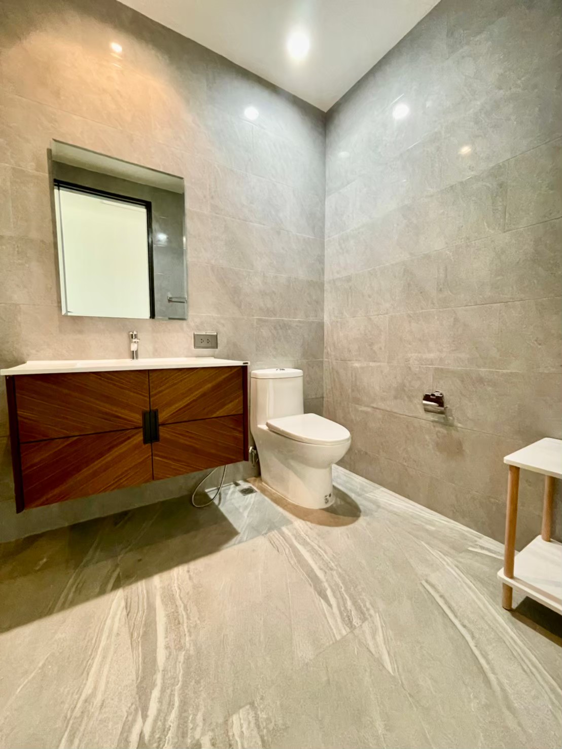 3 Bedrooms, 3 Bathrooms + 1 study room 185 sqm size at The Madison For Rent 110K THB