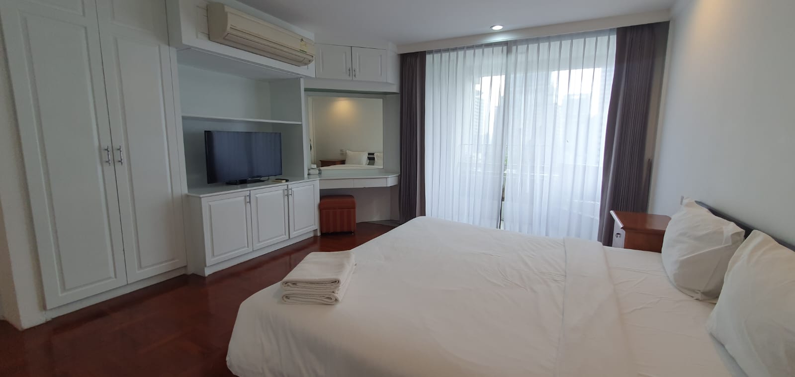 3 bedrooms, 3 bathrooms +1 maid room 273sqm size at Trinity Complex For Rent 55KTHB