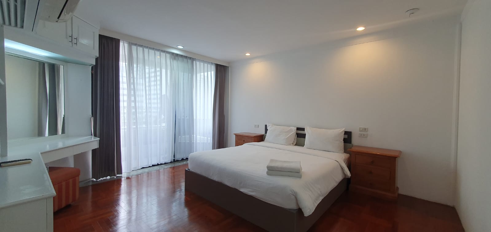 3 bedrooms, 3 bathrooms +1 maid room 273sqm size at Trinity Complex For Rent 55KTHB