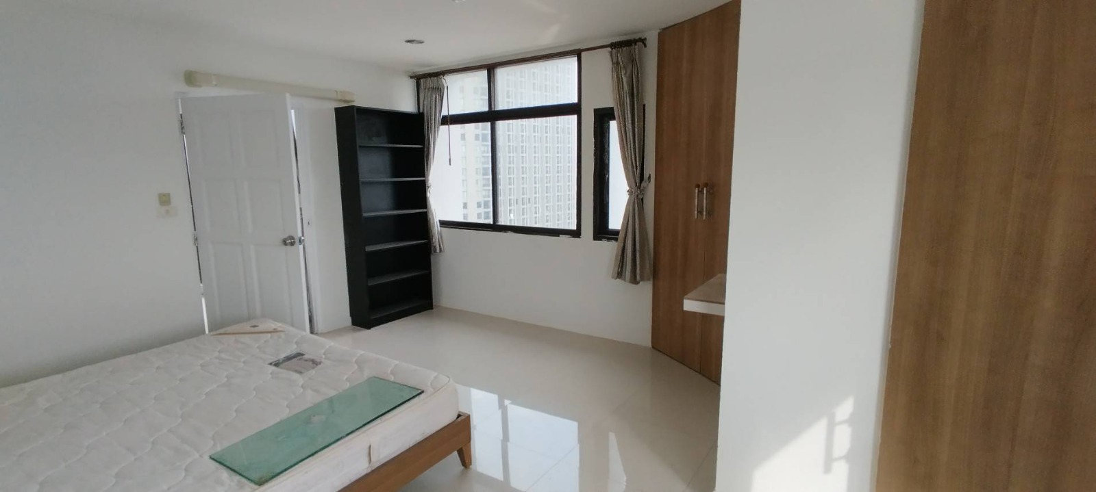 2 Bedrooms, 2 Bathrooms 97sqm size at J.C. Tower For Rent