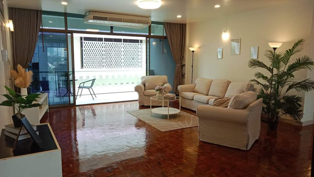 3 Bedrooms, 2 Bathrooms + 1 Maid's Room 200sqm size at Swasdi Mansion For Rent 60,000 THB/Month