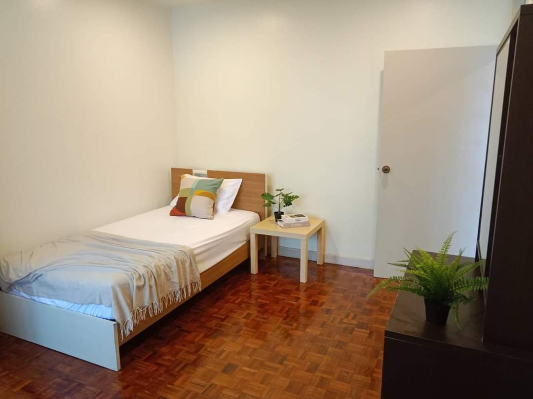 3 Bedrooms, 2 Bathrooms + 1 Maid's Room 200sqm size at Swasdi Mansion For Rent 60,000 THB/Month