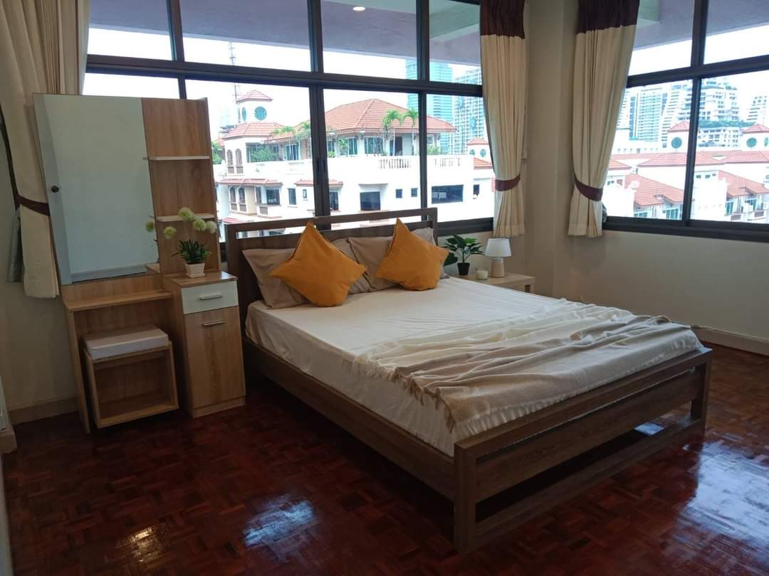 3 Bedrooms, 2 Bathrooms + 1 Maid's Room 200sqm size at Swasdi Mansion For Rent 60,000 THB/Month