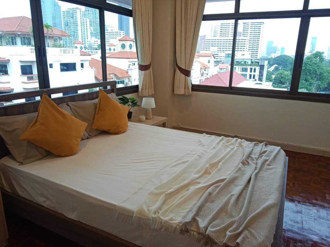 3 Bedrooms, 2 Bathrooms + 1 Maid's Room 200sqm size at Swasdi Mansion For Rent 60,000 THB/Month