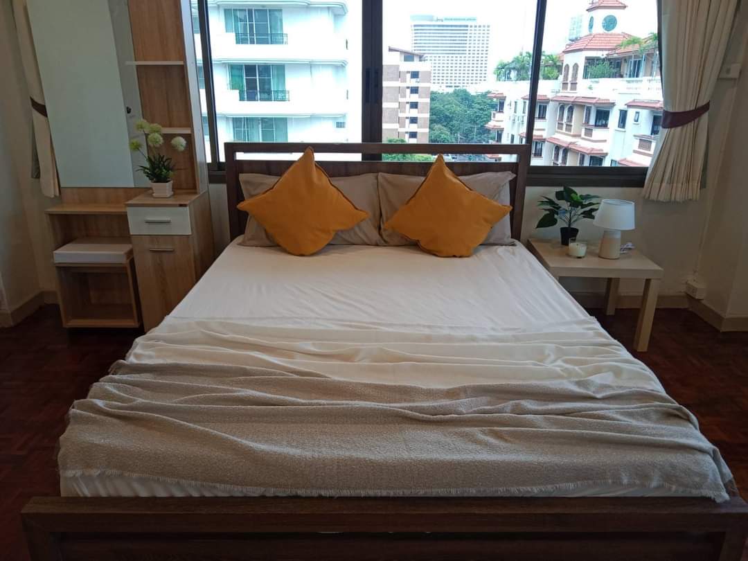 3 Bedrooms, 2 Bathrooms + 1 Maid's Room 200sqm size at Swasdi Mansion For Rent 60,000 THB/Month