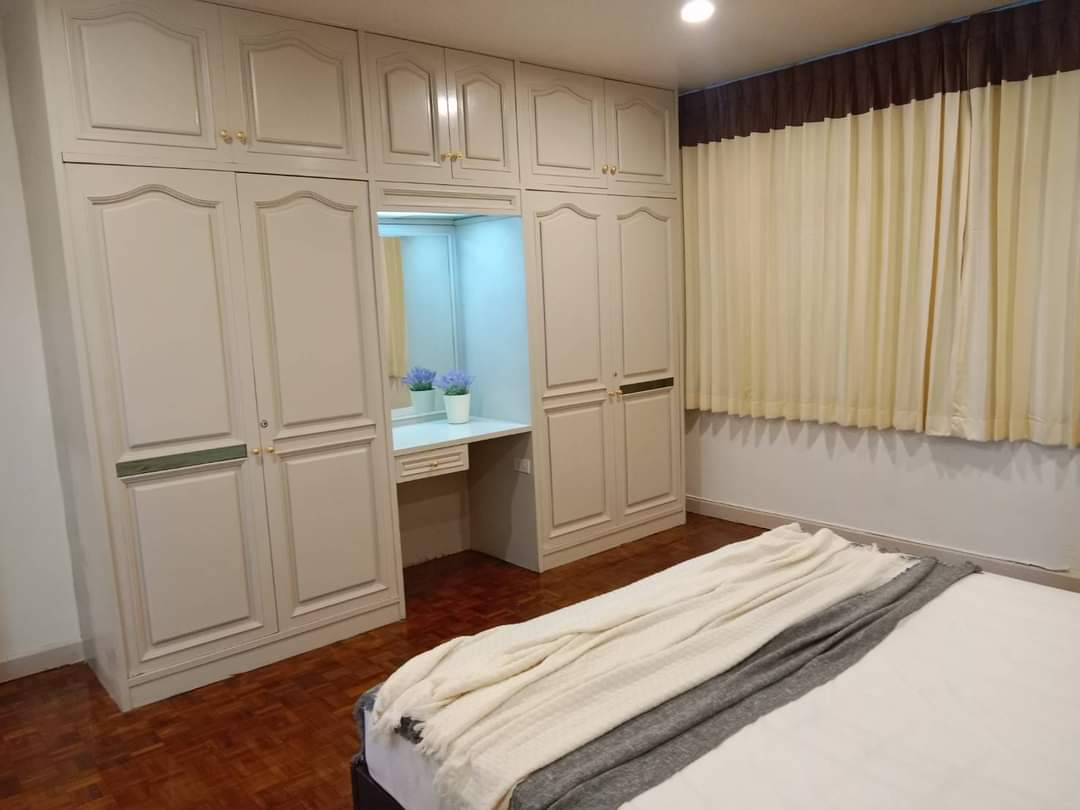 3 Bedrooms, 2 Bathrooms + 1 Maid's Room 200sqm size at Swasdi Mansion For Rent 60,000 THB/Month