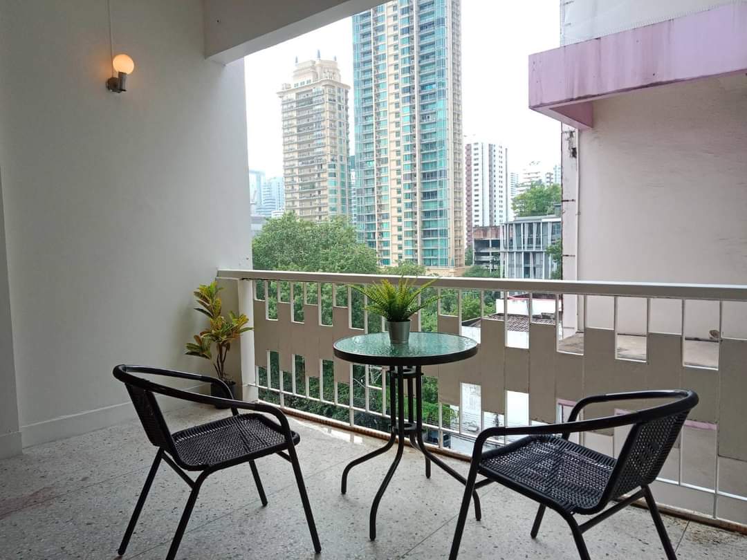 3 Bedrooms, 2 Bathrooms + 1 Maid's Room 200sqm size at Swasdi Mansion For Rent 60,000 THB/Month