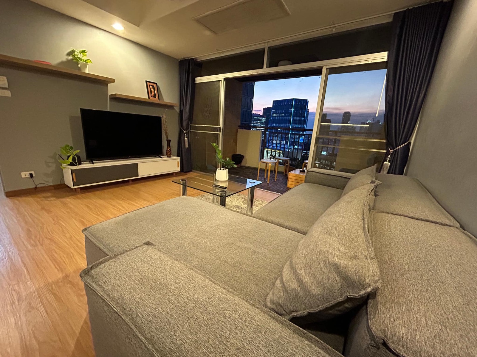 2 Bedrooms, 1 Bathroom 78sqm 13th Flr @Monterey Place Condominium For Rent 36,000THB/Month
