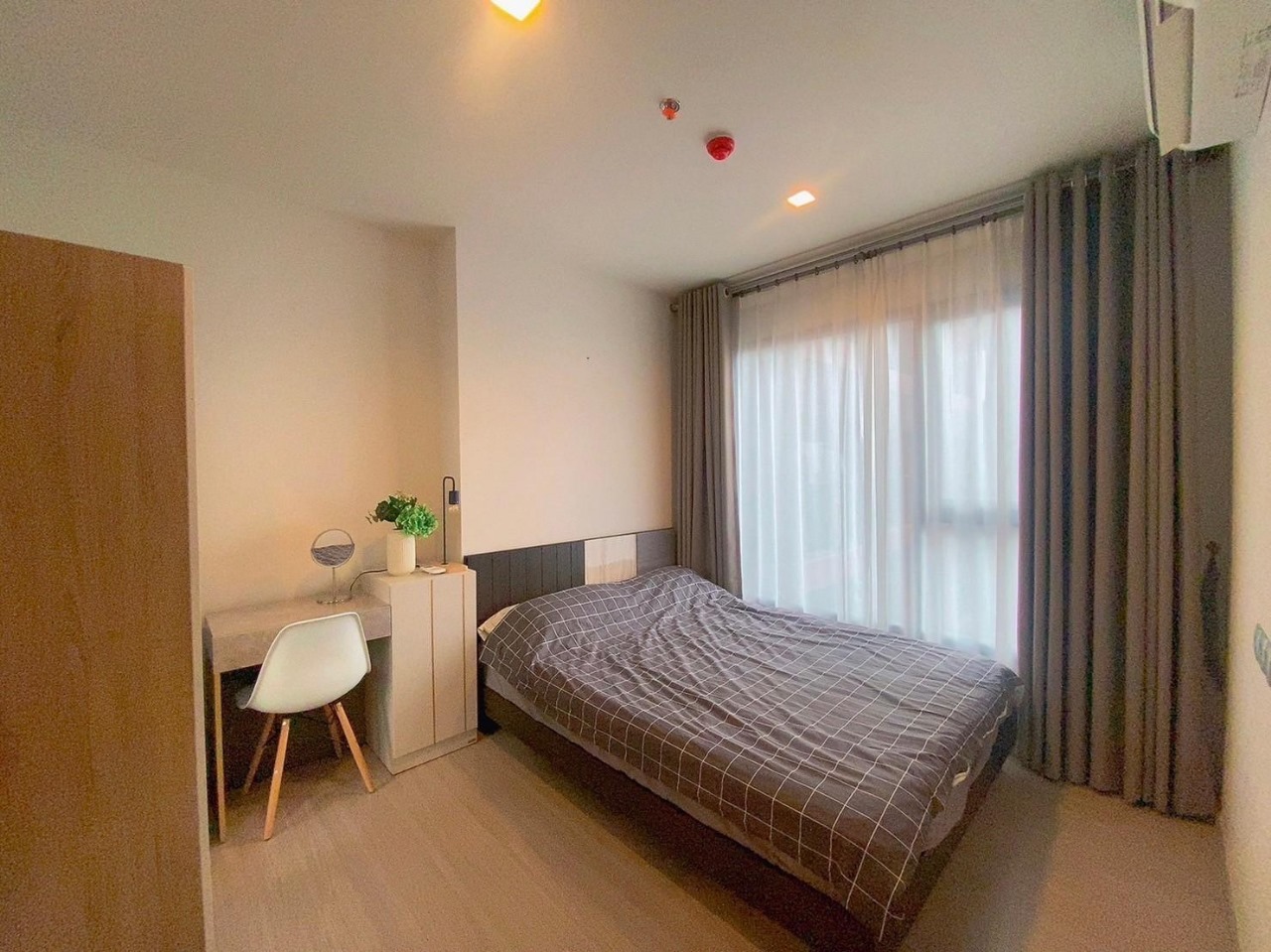 1-BR 1-BTH condo at Life Asoke Hype. Fully furnished, rooftop infinity pool, near MRT Phetchaburi. Rent: 19,000 THB/month.