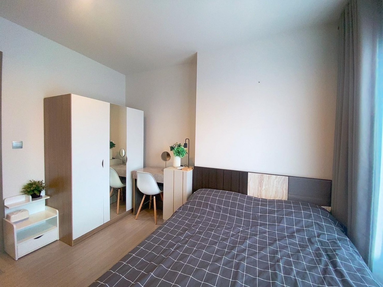 1-BR 1-BTH condo at Life Asoke Hype. Fully furnished, rooftop infinity pool, near MRT Phetchaburi. Rent: 19,000 THB/month.