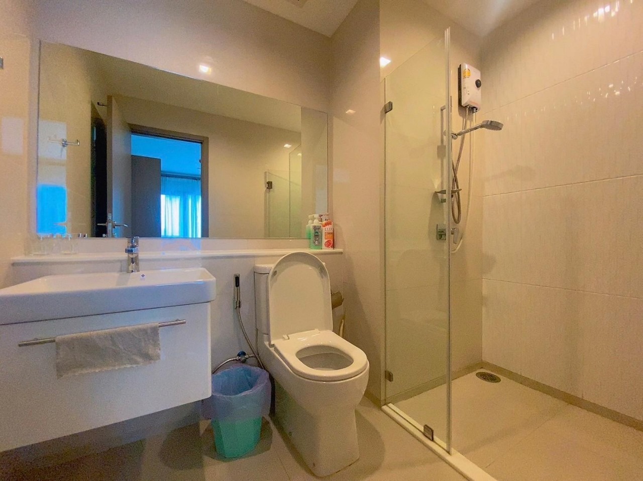 1-BR 1-BTH condo at Life Asoke Hype. Fully furnished, rooftop infinity pool, near MRT Phetchaburi. Rent: 19,000 THB/month.