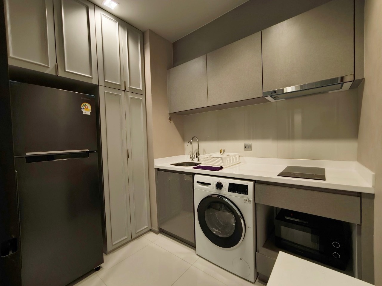 Luxury at Life Asoke Rama 9! Fully furnished 1-BR 1-BTH condo with city views, prime location near MRT Rama 9, and premium amenities for 28,000 THB/month.