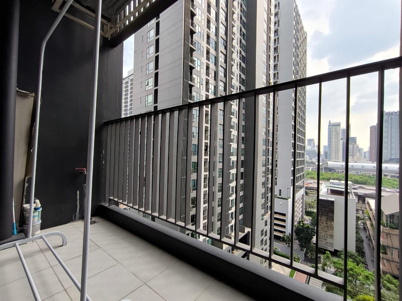 Luxury at Life Asoke Rama 9! Fully furnished 1-BR 1-BTH condo with city views, prime location near MRT Rama 9, and premium amenities for 28,000 THB/month.