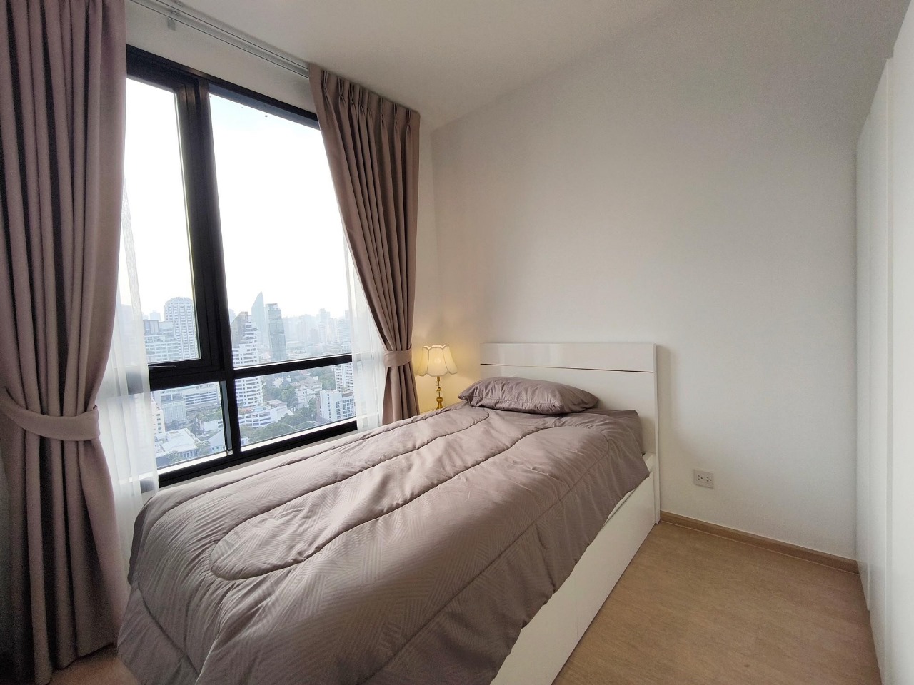 Fully furnished 2-bedroom 2-Bathroom condo for rent at Maru Ekkamai, 26th floor. Luxury amenities, pet-friendly, near BTS Ekkamai. Prime location at THB 62,000/month.