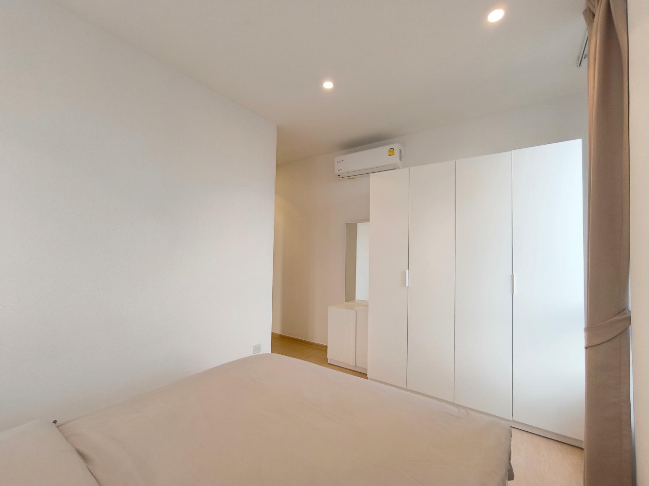 Fully furnished 2-bedroom 2-Bathroom condo for rent at Maru Ekkamai, 26th floor. Luxury amenities, pet-friendly, near BTS Ekkamai. Prime location at THB 62,000/month.
