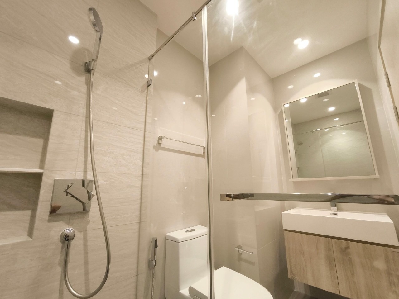 Fully furnished 2-bedroom 2-Bathroom condo for rent at Maru Ekkamai, 26th floor. Luxury amenities, pet-friendly, near BTS Ekkamai. Prime location at THB 62,000/month.