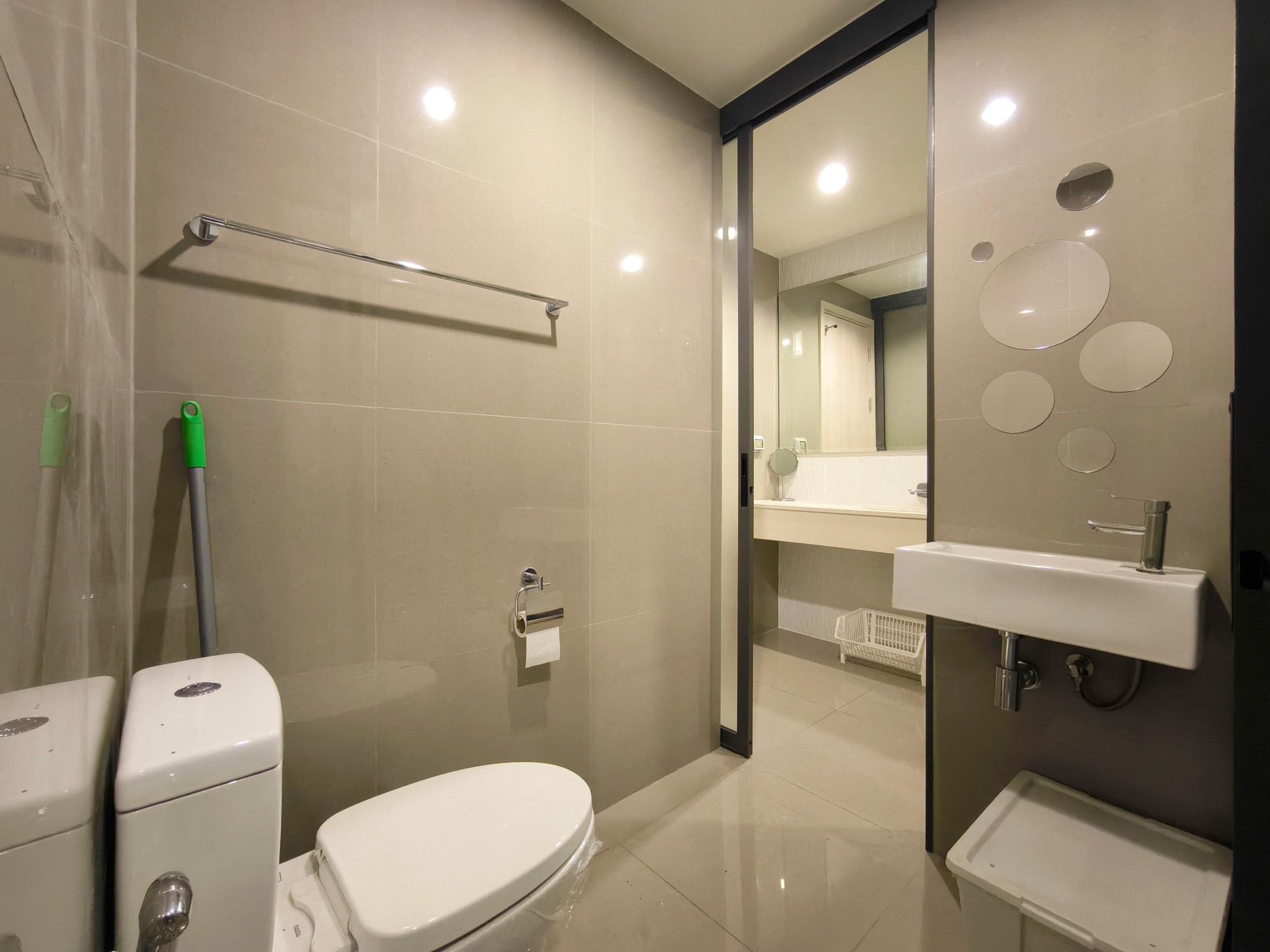 1-Bedroom, 1-Bathroom Condo for Rent at Rhythm Sukhumvit 42, 45 sqm, 33,000 Baht/Month, Near Ekkamai BTS Station