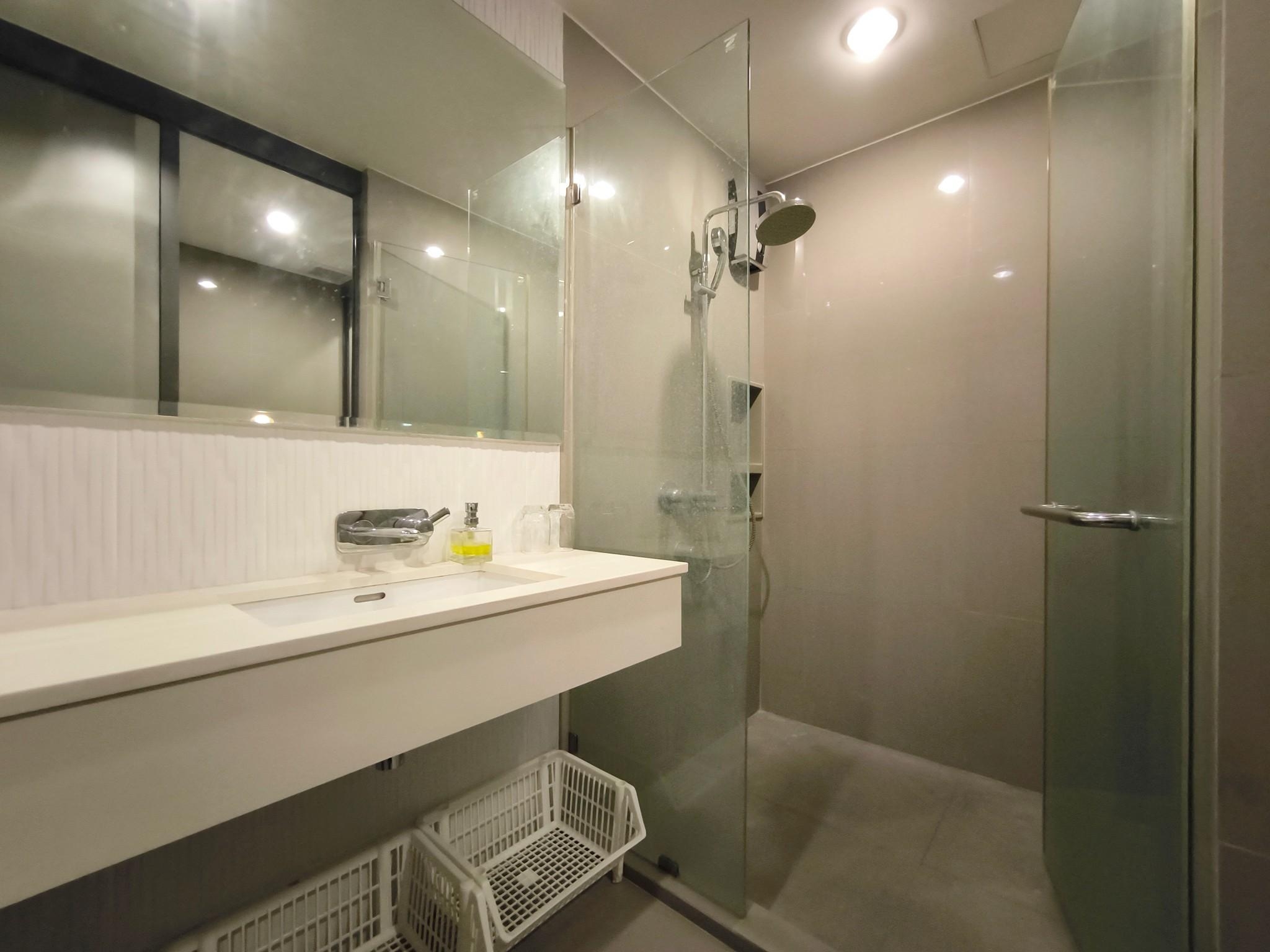1-Bedroom, 1-Bathroom Condo for Rent at Rhythm Sukhumvit 42, 45 sqm, 33,000 Baht/Month, Near Ekkamai BTS Station