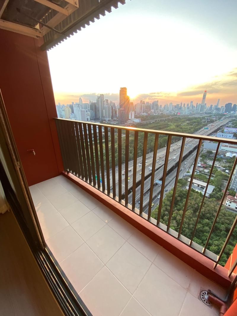 1-Bed, 1-Bath Condo for Rent at Life Asoke Hype, 33 sq.m., ฿24,000-26,000/month, Near MRT Rama 9 – Stunning Views, Fully Furnished, Move-In Ready
