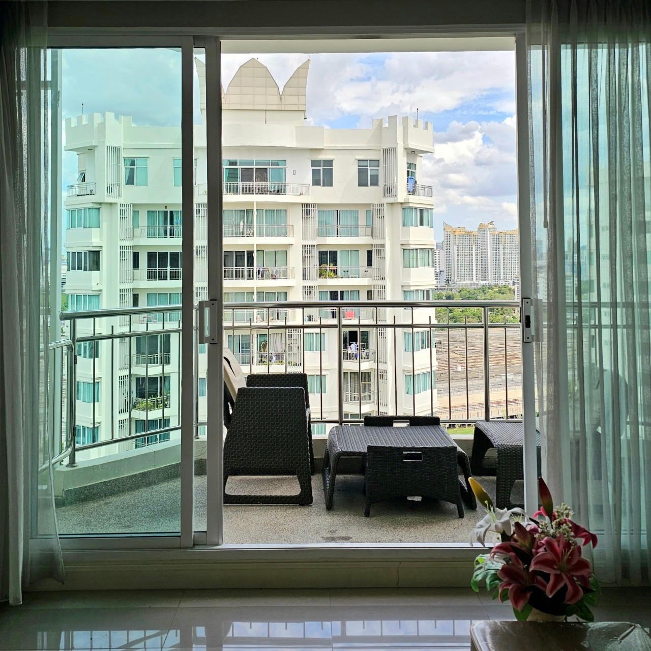 Luxury 3-Bedroom, 3-Bathroom condo at Supalai Wellington, 137 sqm, for Sale at 15,000,000 THB. Prime location near MRT Cultural Center in Huai Khwang.