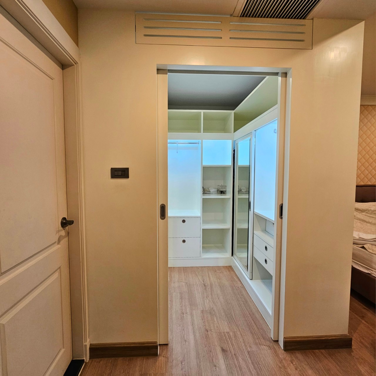 Luxury 3-Bedroom, 3-Bathroom condo at Supalai Wellington, 137 sqm, for Sale at 15,000,000 THB. Prime location near MRT Cultural Center in Huai Khwang.