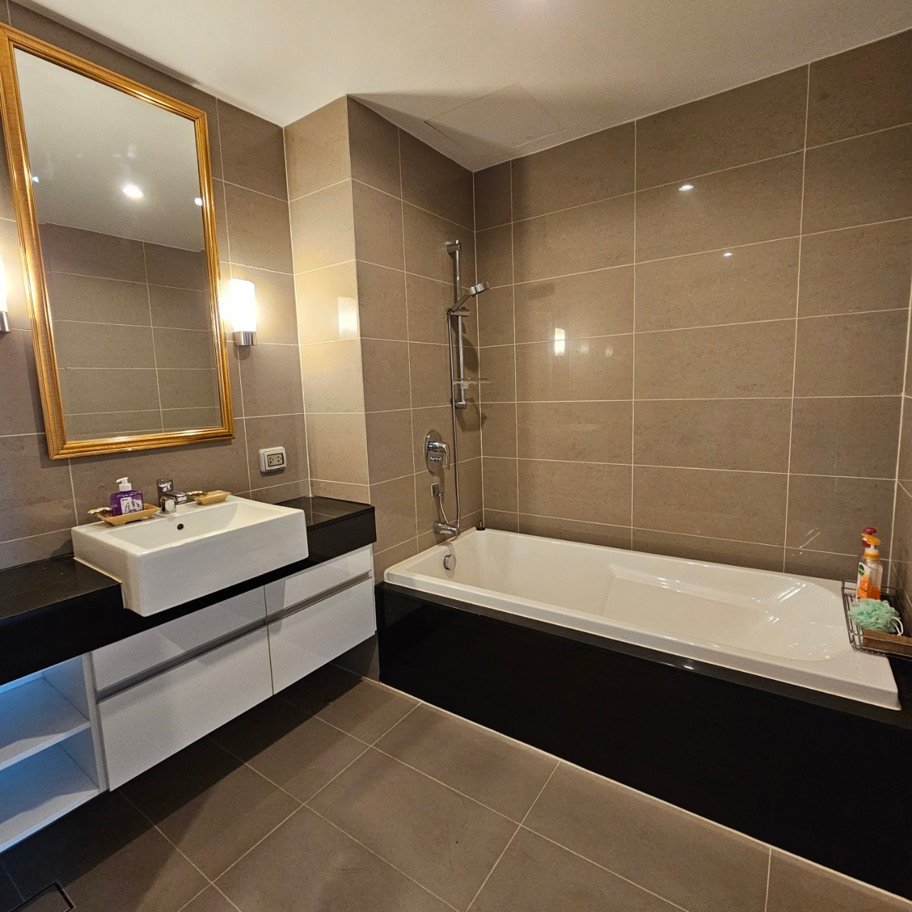 Luxury 3-Bedroom, 3-Bathroom condo at Supalai Wellington, 137 sqm, for Sale at 15,000,000 THB. Prime location near MRT Cultural Center in Huai Khwang.