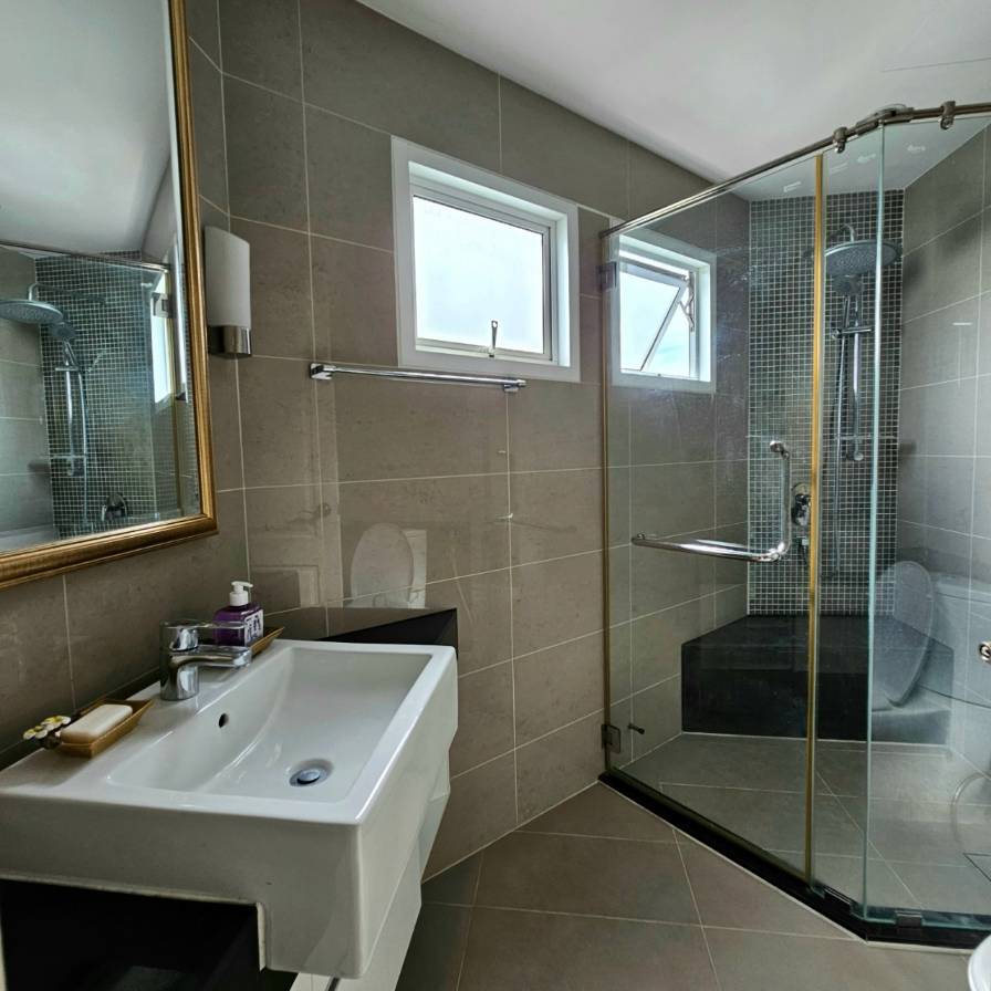 Luxury 3-Bedroom, 3-Bathroom condo at Supalai Wellington, 137 sqm, for Sale at 15,000,000 THB. Prime location near MRT Cultural Center in Huai Khwang.