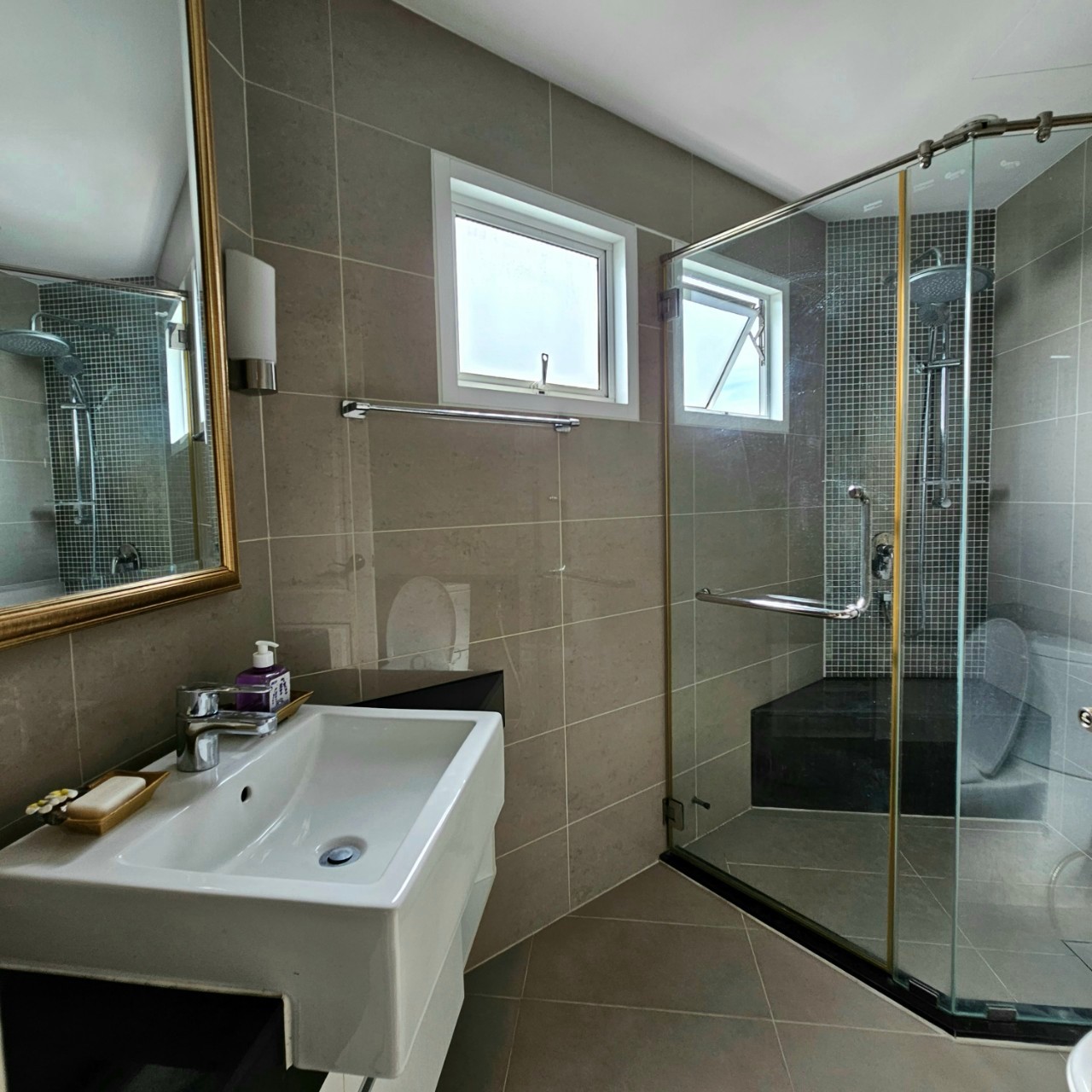 Luxury 3-Bedroom, 3-Bathroom condo at Supalai Wellington, 137 sqm, for Sale at 15,000,000 THB. Prime location near MRT Cultural Center in Huai Khwang.