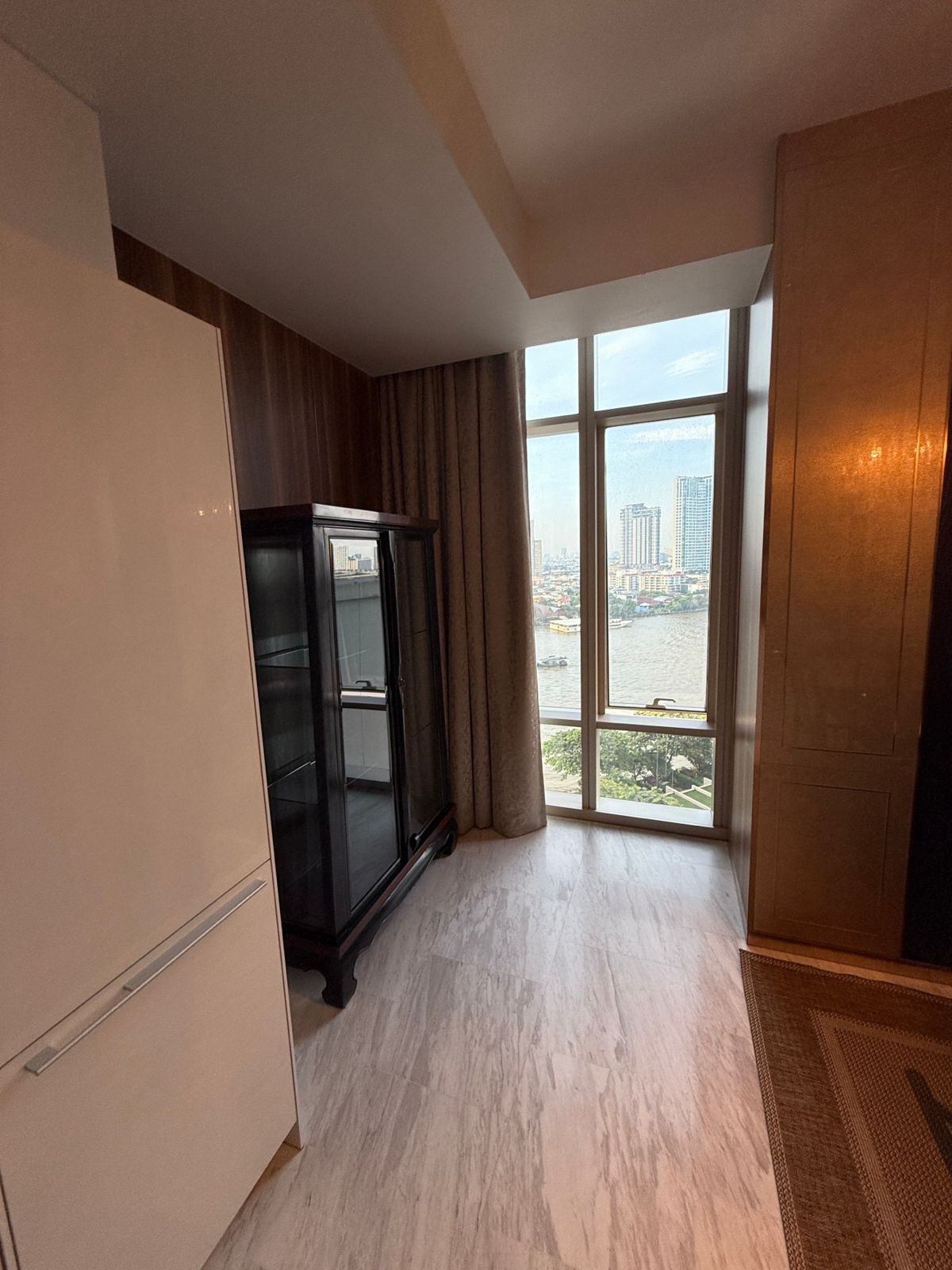 Luxurious 3BR, 3BTH Condo, 250 Sqm at Four Seasons Apartments, Near BTS Saphan Taksin, For Rent at ฿350,000/Month – Riverside Living in Bangkok.