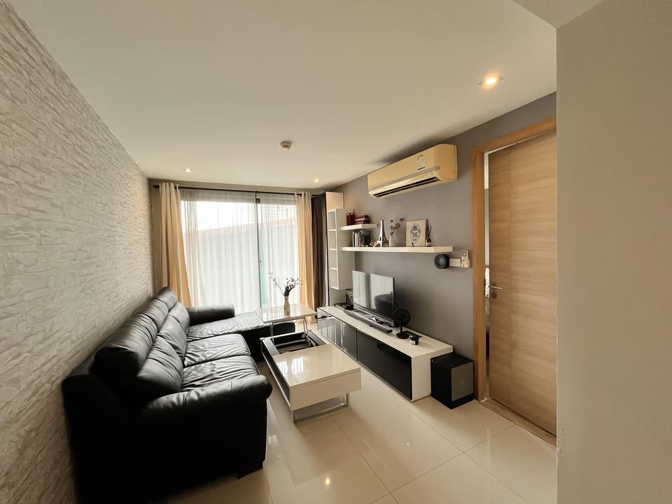 Stylish 1-bedroom condo for sale at Socio Reference 61. Prime Sukhumvit 61 location, 44 sqm, fully furnished. Sale price: 5,700,000 THB. Near BTS Ekkamai