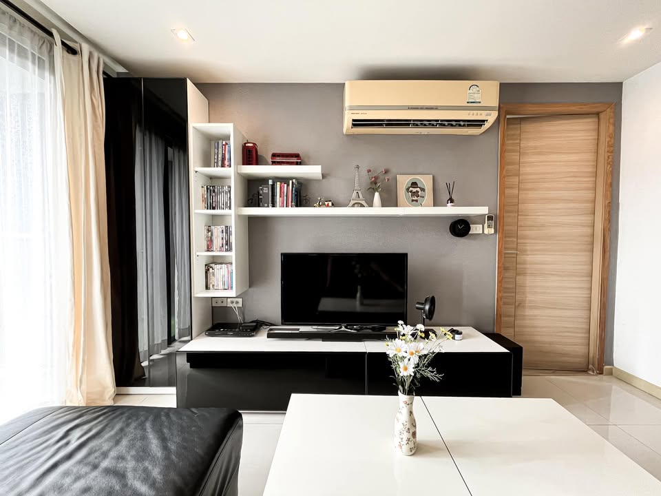 Stylish 1-bedroom condo for sale at Socio Reference 61. Prime Sukhumvit 61 location, 44 sqm, fully furnished. Sale price: 5,700,000 THB. Near BTS Ekkamai