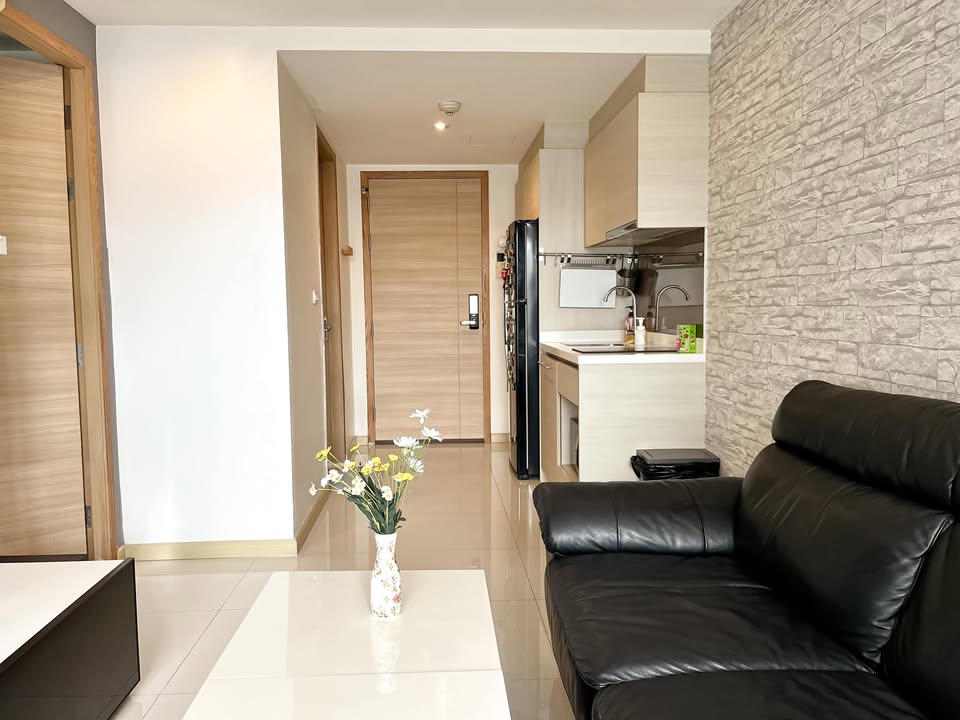 Stylish 1-bedroom condo for sale at Socio Reference 61. Prime Sukhumvit 61 location, 44 sqm, fully furnished. Sale price: 5,700,000 THB. Near BTS Ekkamai