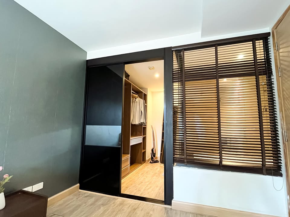 Stylish 1-bedroom condo for sale at Socio Reference 61. Prime Sukhumvit 61 location, 44 sqm, fully furnished. Sale price: 5,700,000 THB. Near BTS Ekkamai
