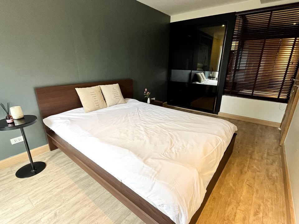 Stylish 1-bedroom condo for sale at Socio Reference 61. Prime Sukhumvit 61 location, 44 sqm, fully furnished. Sale price: 5,700,000 THB. Near BTS Ekkamai