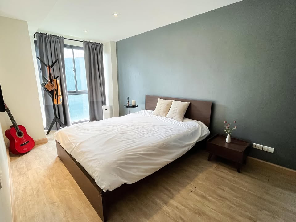 Stylish 1-bedroom condo for sale at Socio Reference 61. Prime Sukhumvit 61 location, 44 sqm, fully furnished. Sale price: 5,700,000 THB. Near BTS Ekkamai