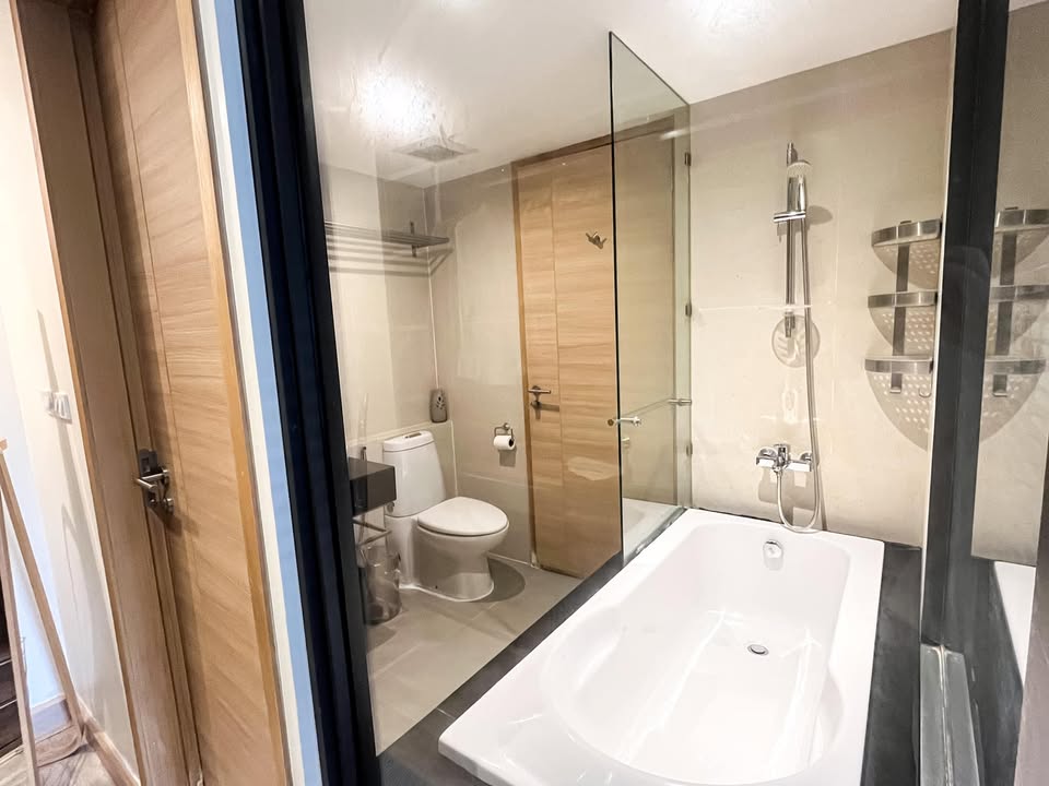 Stylish 1-bedroom condo for sale at Socio Reference 61. Prime Sukhumvit 61 location, 44 sqm, fully furnished. Sale price: 5,700,000 THB. Near BTS Ekkamai