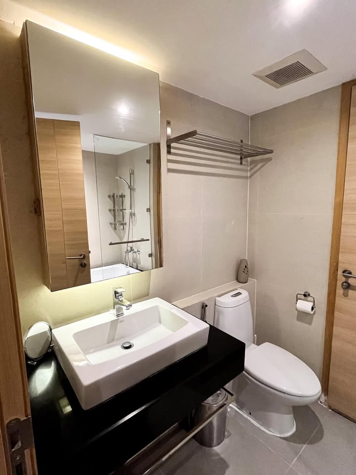 Stylish 1-bedroom condo for sale at Socio Reference 61. Prime Sukhumvit 61 location, 44 sqm, fully furnished. Sale price: 5,700,000 THB. Near BTS Ekkamai