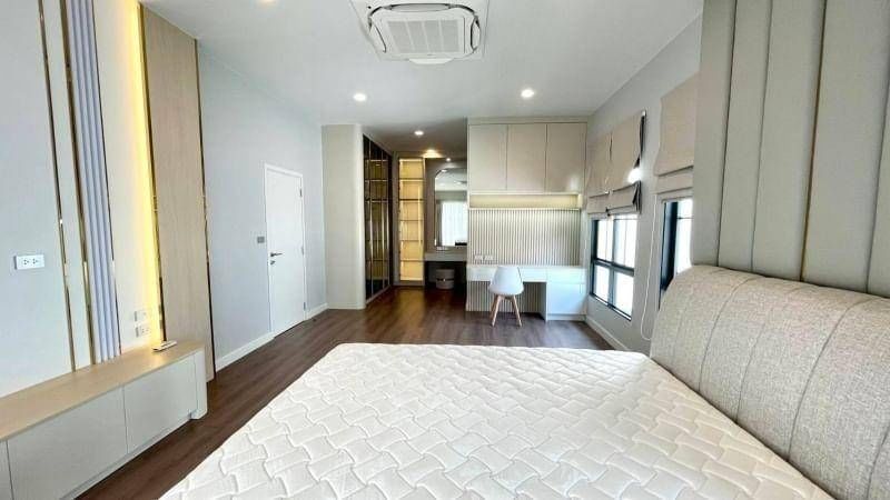 Luxurious eco-friendly 4-bedroom house at Setthasiri Bangna Suvarnabhumi for rent. 247 sqm, solar rooftop, EV charger. Rent 120,000 THB/month.