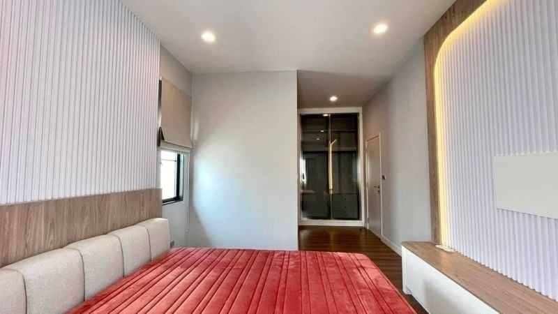 Luxurious eco-friendly 4-bedroom house at Setthasiri Bangna Suvarnabhumi for rent. 247 sqm, solar rooftop, EV charger. Rent 120,000 THB/month.